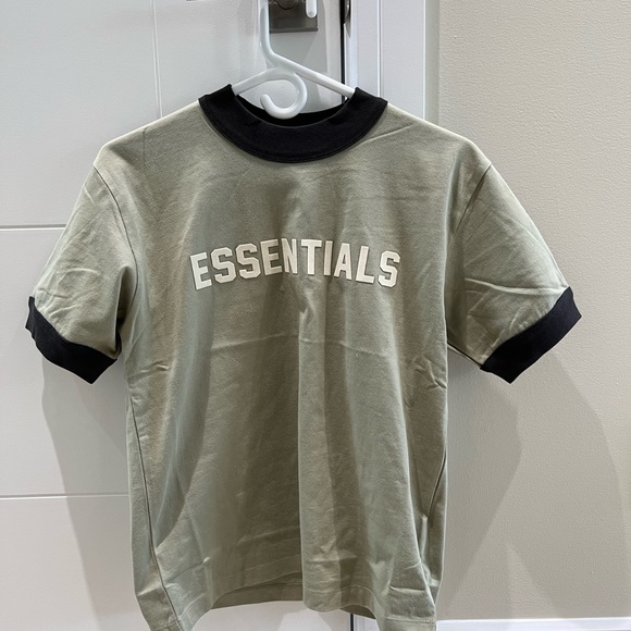 BNWT ESSENTIALS TSHIRT - Picture 1 of 5